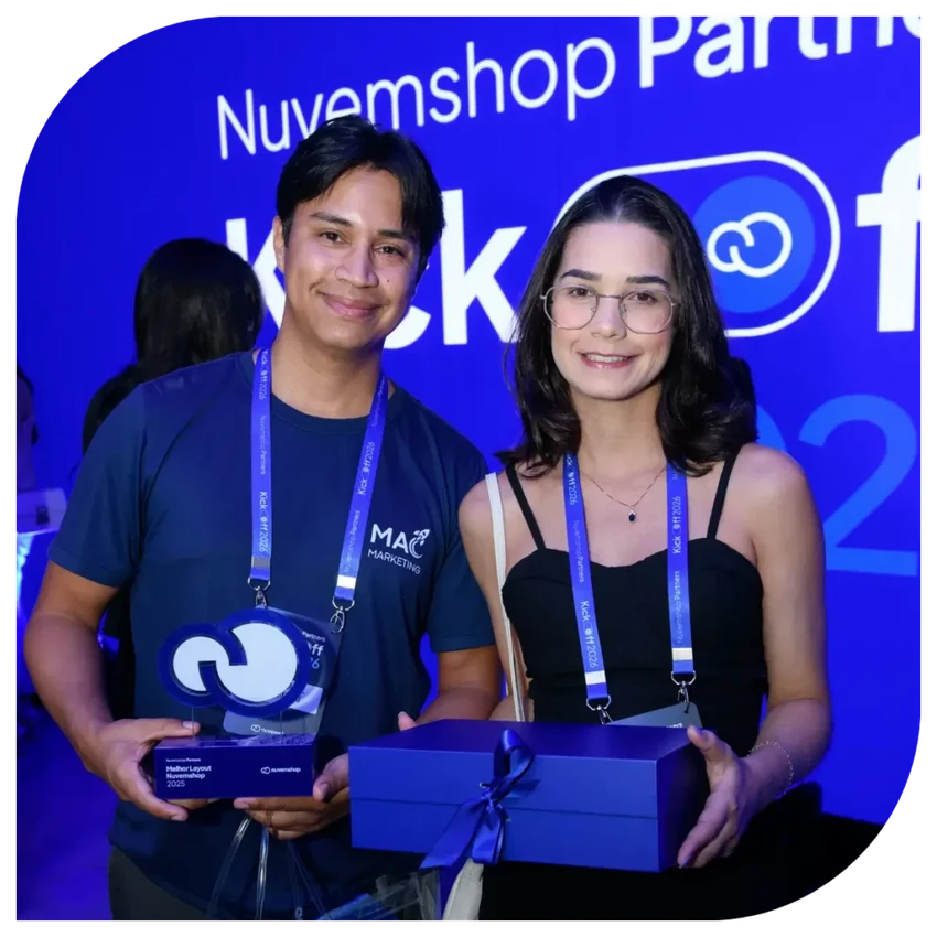 Ana e Carlos com o troféu de Melhor Layout Nuvemshop 2025